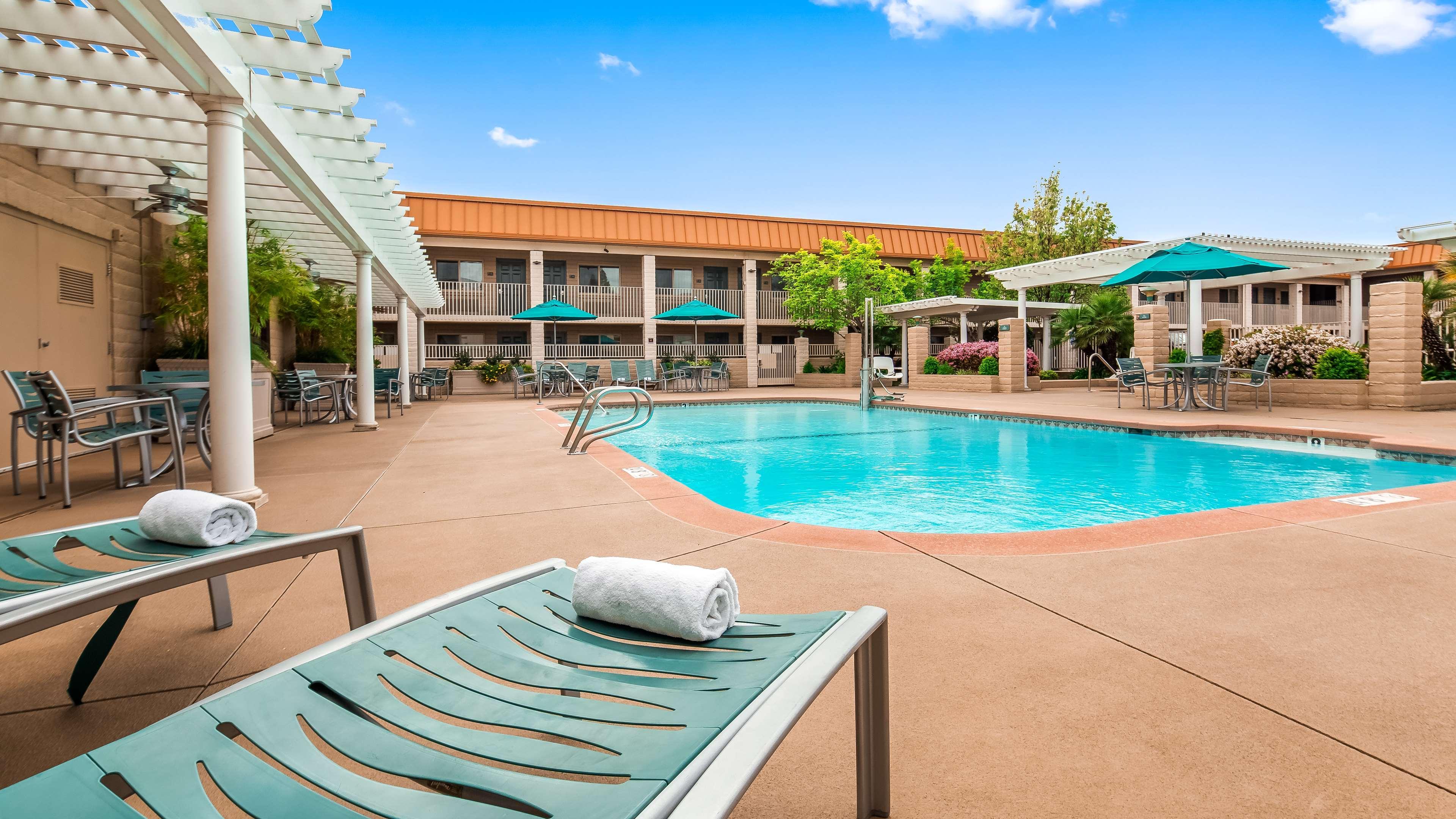 Best Western Plus Hilltop Inn Redding Ngoại thất bức ảnh